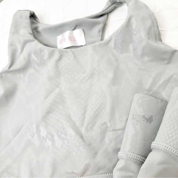 TEREZ 2-piece UpLift Sports Bra & Ankle Leggings Silver Obsidian Snakeskin Small - Picture 6 of 7